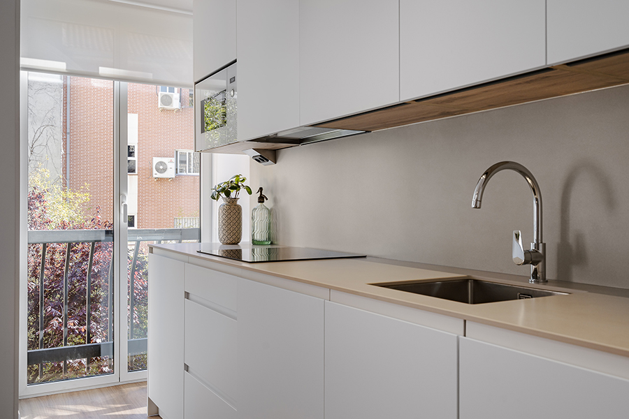 Detalle cocina exterior del piso de 4 habitaciones del Edificio Lérida 8.